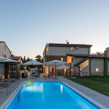 App Sandro With Common Pool Porec Exterior photo