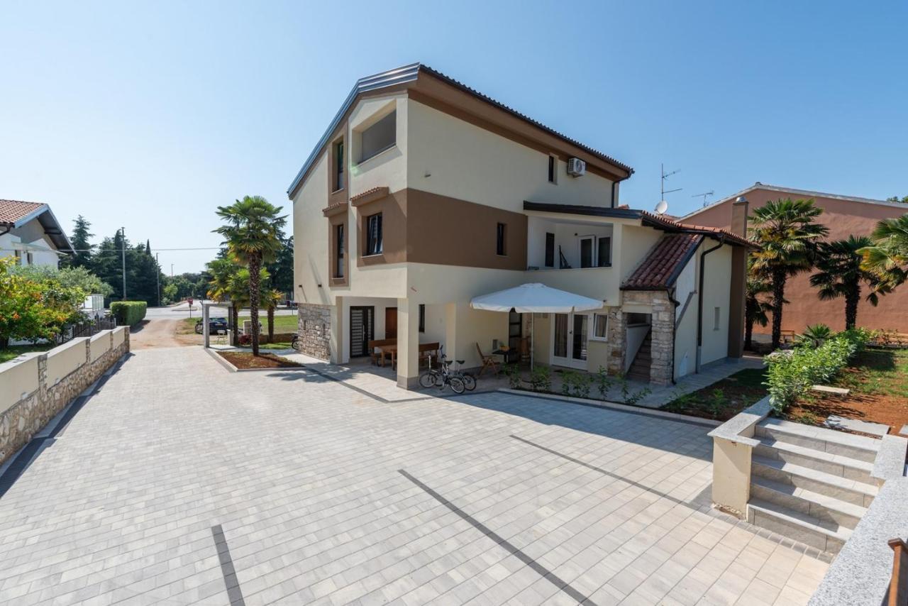 App Sandro With Common Pool Porec Exterior photo