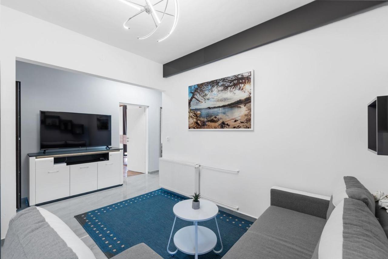 App Sandro With Common Pool Porec Exterior photo