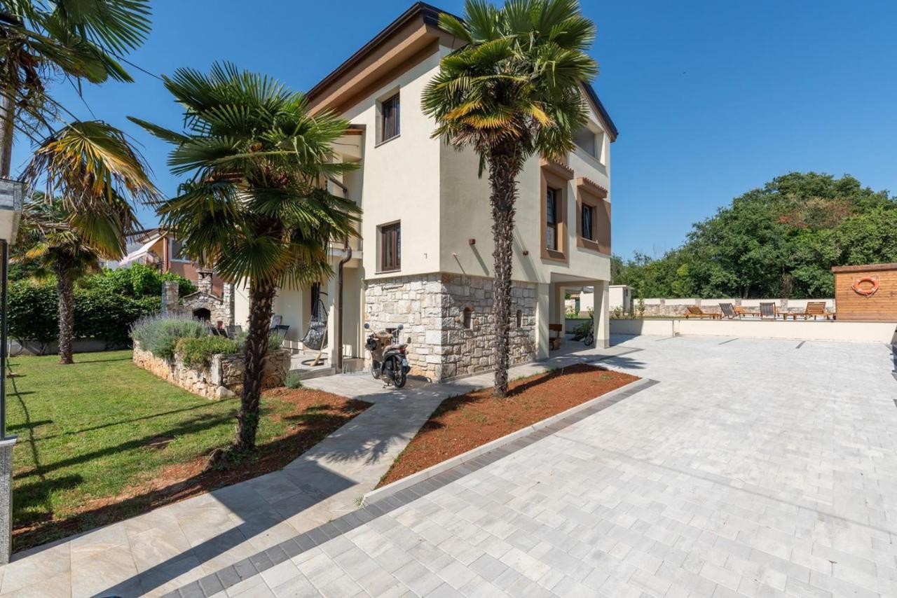 App Sandro With Common Pool Porec Exterior photo