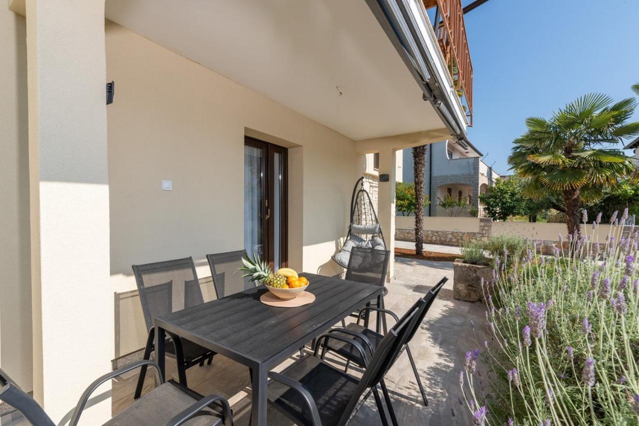 App Sandro With Common Pool Porec Exterior photo