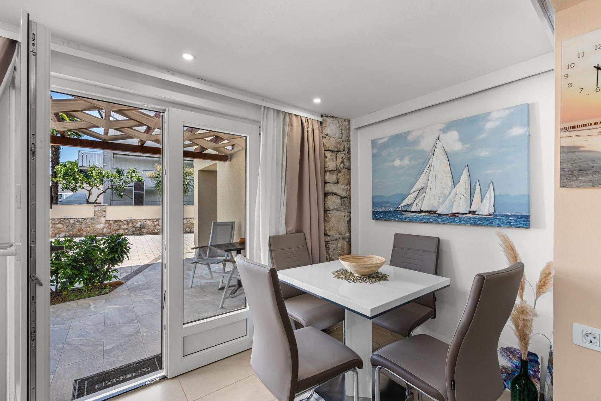App Sandro With Common Pool Porec Exterior photo
