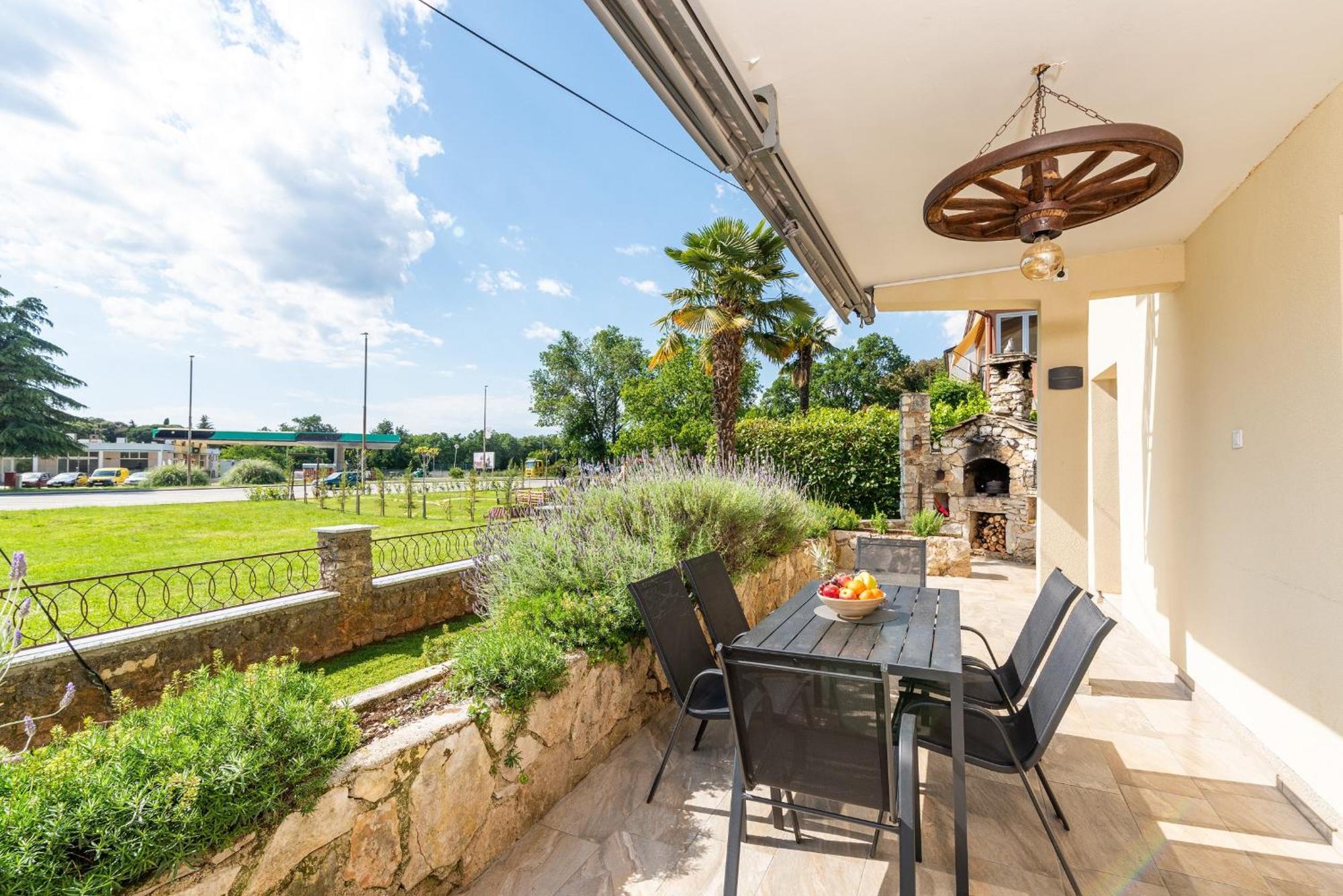 App Sandro With Common Pool Porec Exterior photo