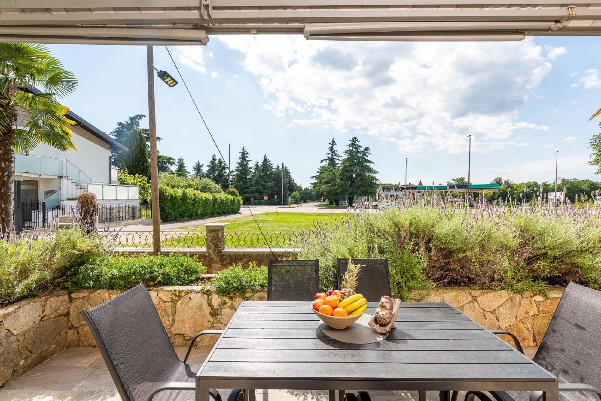 App Sandro With Common Pool Porec Exterior photo
